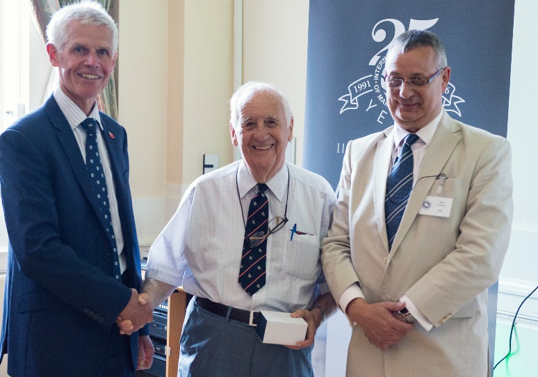 Capt Barry Thompson (centre) with his award, flanked by Sir Alan Massey (left) and IIMS CEO, Mike Schwarz (right)